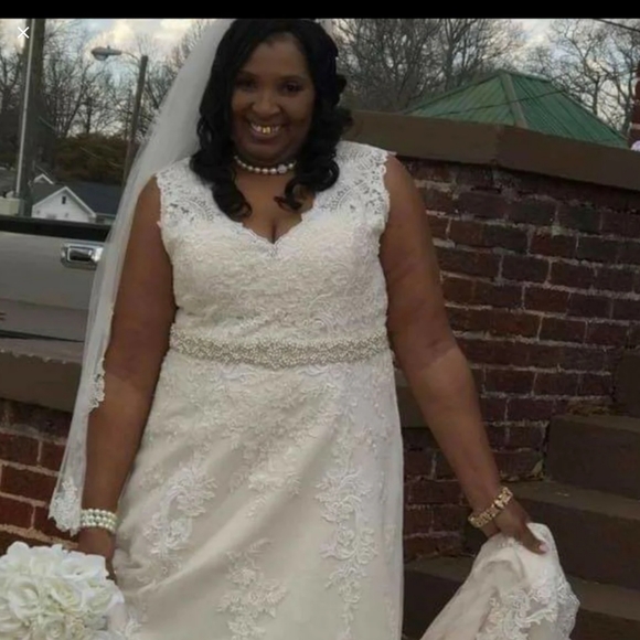 Wedding gown - Picture 4 of 4